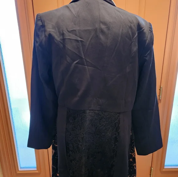 The Pyramid Collection Black Lace Women's Lined Blazer. - Picture 8 of 16
